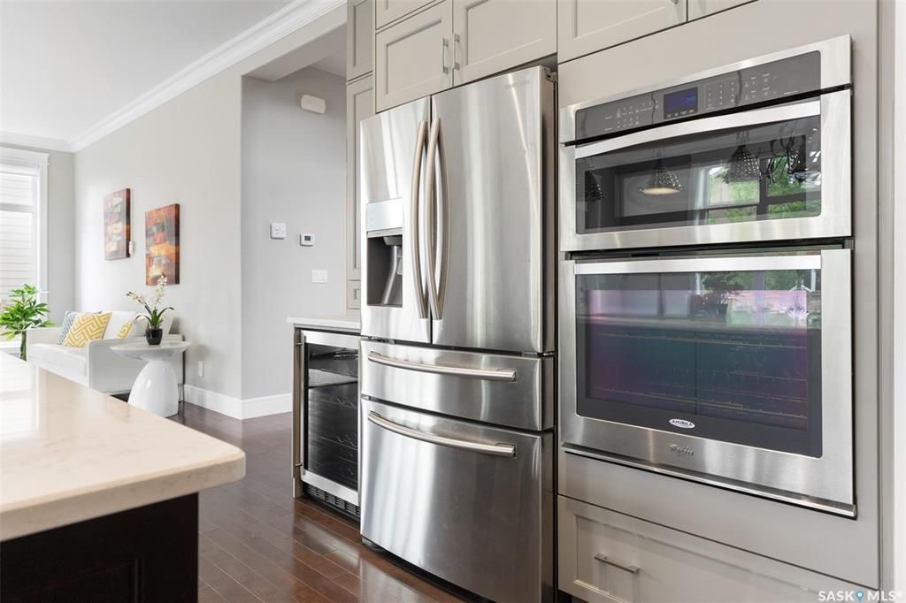 Rosewood小区核心安静路段，步行至小学公园，近2600尺5房5卫豪华装修独立屋出售。一楼入户挑高顶，超大独立办公室，实木地板，10尺层高，超大客厅天然气壁炉，开放式厨房，枫木橱柜到顶，大理石台面，天然气明火炉头。 二楼4房3卫。主卧带干湿分离洗手间地热，双洗手台，步入式衣柜 - 12