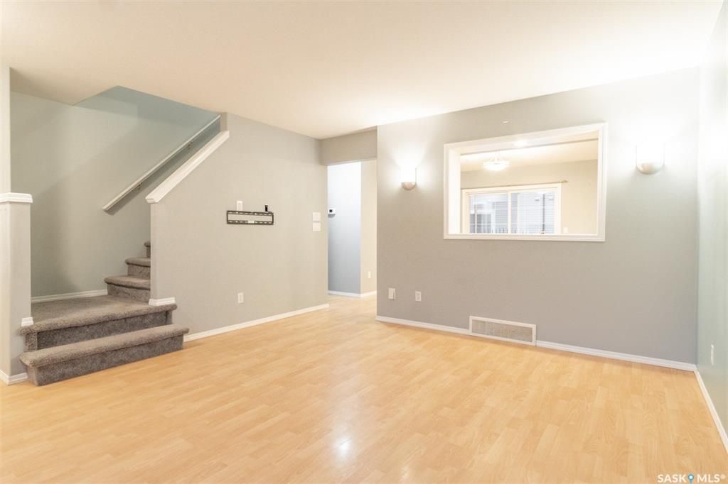 Arbor Creek小区2000年建3室2卫联排，地下室装修有一个大活动厅，背靠绿地 ，有空调。近小学，高中，公寓，商业购物方便。保养状况好，带两个停车位，较新地毯，合成木地板。开价$229000。 有意请联系地产经纪Gary Gai 3063413677 微信：gary367 - 5