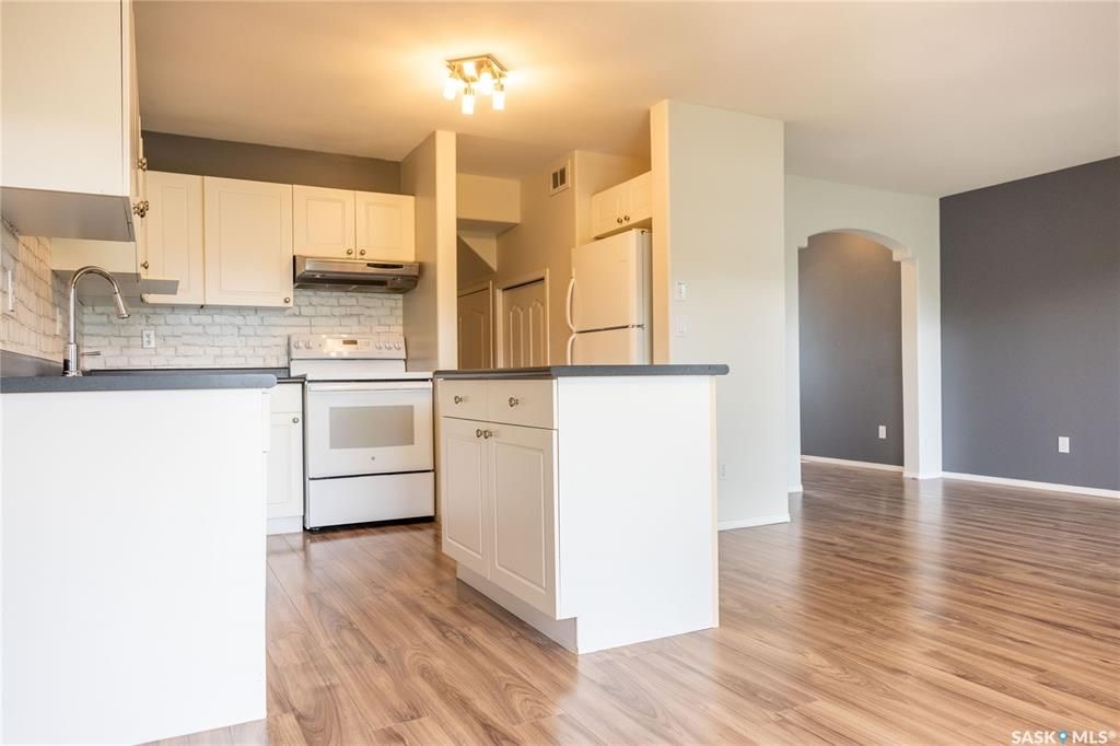 Arbor Creek小区 1364尺双车库联排边户出售。背靠绿地公园。位置安静便利。附近有小学，高中。多窗户大客厅，二楼2个大卧室外加一个大多功能厅。地下室装修有1活动厅带窗户外加完整洗手间。新换瓦片，刷漆，车库门 ，地板，部分家电。挂牌价格 $329900。详情联系Royal - 16