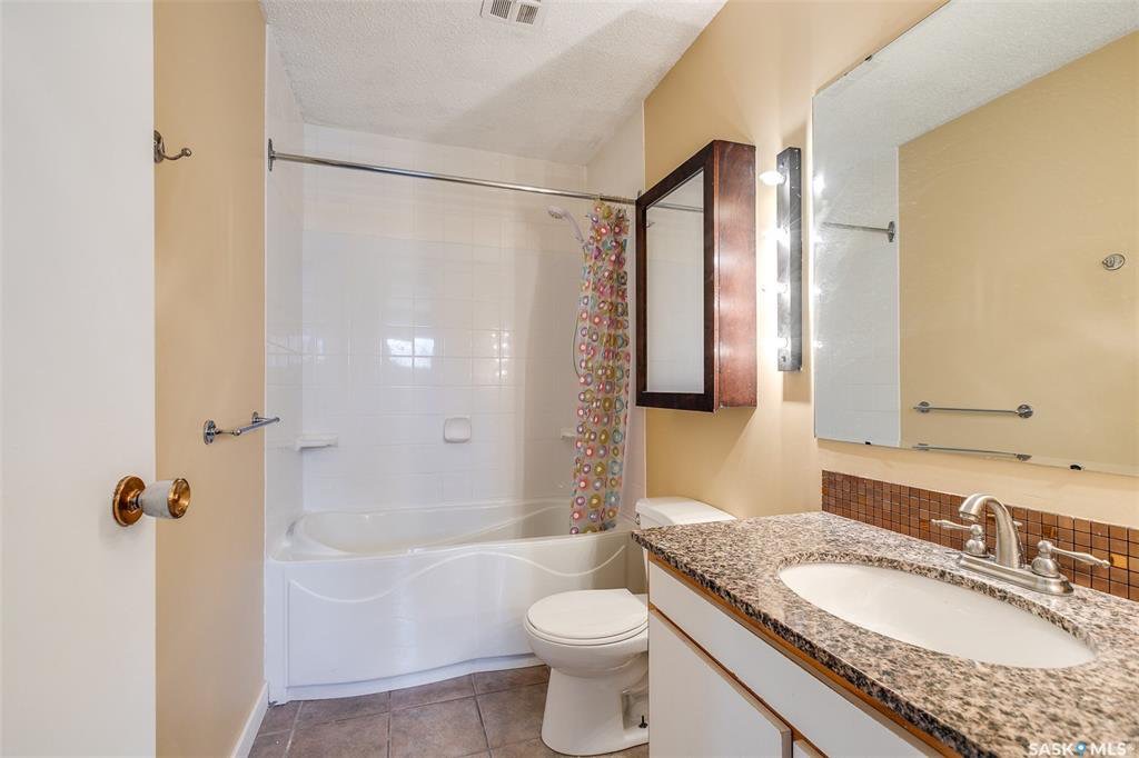 Greystone Heights新装修4房独立屋出售，地下室有一室一书房，厨房洗手间独立出入口独立套间可用于独立出租。步行至8街购物Superstore，greystone heights小学。去萨大也很方便。基本大部分大件都已更新升级：窗户，锅炉，热水器，地板，里外漆 - 7