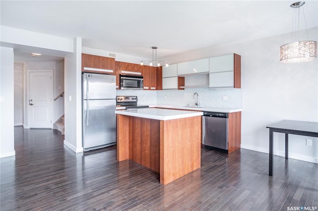 Stonebridge小区步行至小学，购物，公园。3房2卫联排屋出售。安静位置，背靠私密绿地，好采光，高档装修，实木地板，大理石台面，现代橱柜，不锈钢家电。二楼3个大房间尺寸足。地下室未装修。另有连房单车库，中央空调。挂牌价格$274900。详情请联系地产经纪Gary Gai - 7