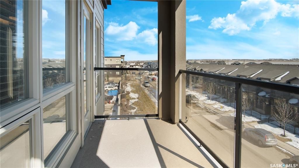 Willowgrove核心区域961尺顶楼边户公寓出售。步行至小学公寓等。高档电梯公寓楼，安静整洁。2室2卫带一个加热地下停车位外加一个地上停车位。采光好，3面多窗户，无遮挡一览好景色。高档合成木地板，大理石台面，枫木带阻尼橱柜，不锈钢家电，中央冷气。整体保养如新。另有公共会客区 - 8