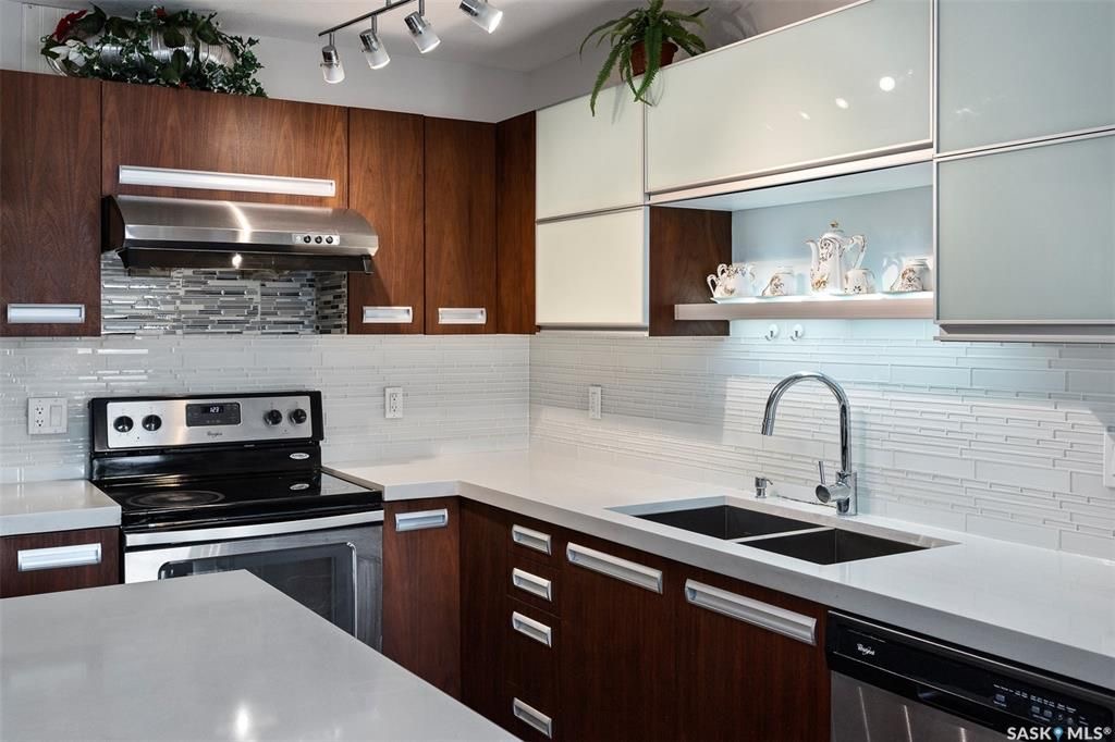 Willowgrove小区2014年建3房3卫联排别墅出售。本地人业主，地理位置安静私密，房屋年代新，整体保养好。交通便利，可步行至两所小学和公园，近百年高中，近购物中心。一楼多窗户朝南自然光充足，客厅宽敞明亮。实木地板，理石台面，纽约现代风橱柜，不锈钢家电。二楼3大卧室，主卧超 - 10