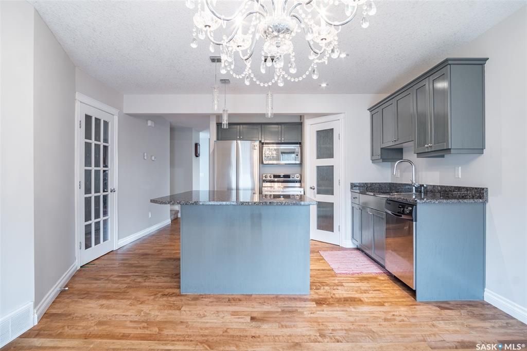 Willowgrove小区2010年建1406尺4室4卫双层独立屋出售。近公园，学校，购物中心，交通便利。高档社区，高品质装修。最近翻新实木地板和瓷砖地板，厨房全大理石台面，较新的不锈钢设备。地下室装修有一房一大家庭厅一书房一洗手间。外加双保温车库，大露台，后院合理设计且私密性强 - 7