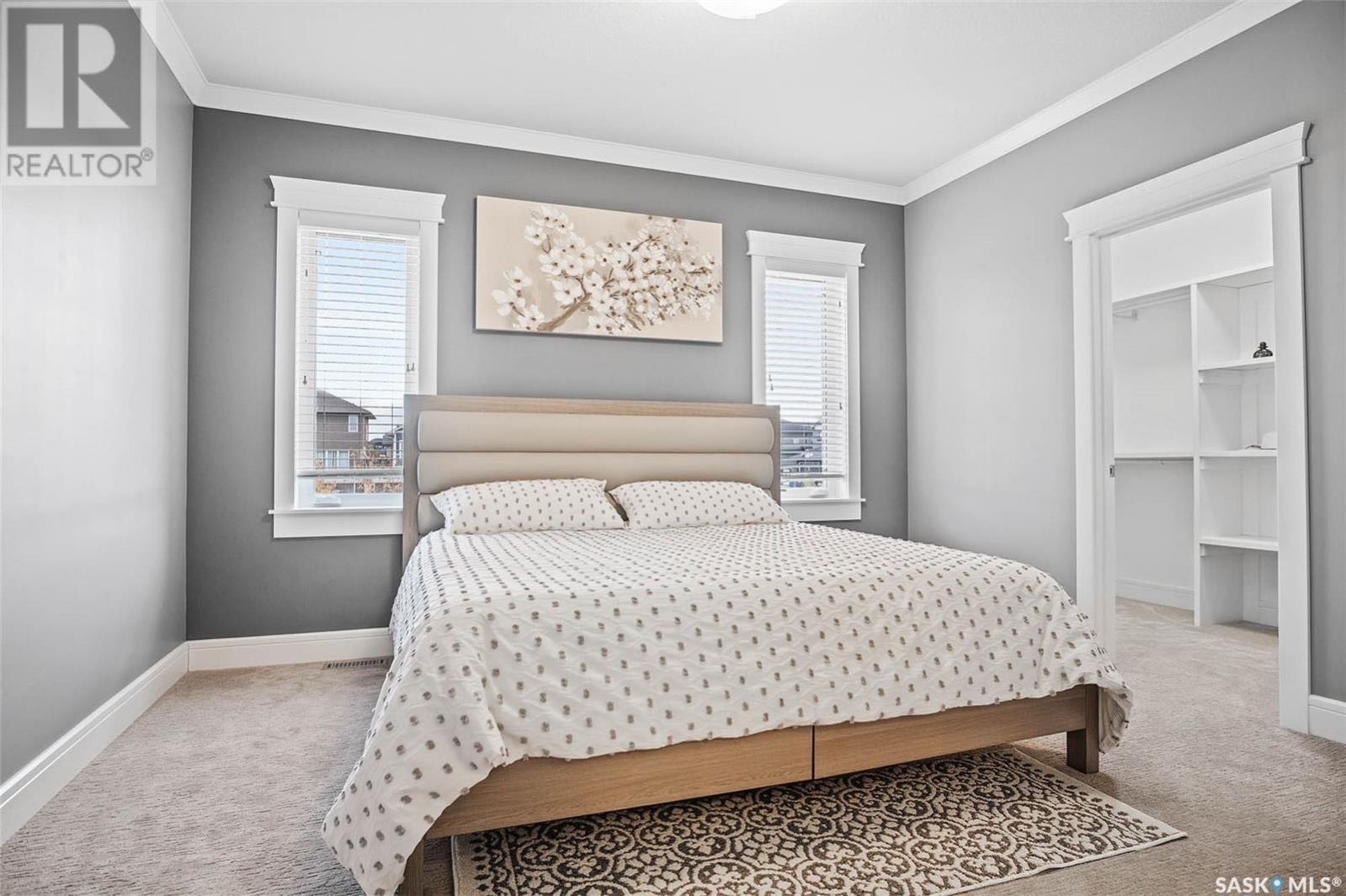 EVERGREEN小区2015年1452尺5房3卫双层独立屋出售。房屋位置佳，步行可达两所学校和公园，周围生活设施齐全。外墙采用石材装修，一楼实木和瓷砖地板。客厅装有特色砖造型墙壁炉。厨房装有地暖，花岗岩台面，全部不锈钢设备，多橱柜，储物空间足。一楼共三间全尺寸卧室。主卧外洗手间 - 6