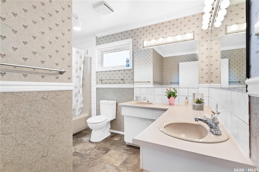 West College Park小区1797尺独立屋出售。位置位于小区核心安静街道，可步行到达双语小学，高中，8街购物等。5 房4卫3个大厅，地下室完全装修，主卧带独立洗手间，连房子双车库外加4车道。房屋门窗，地板，车库，厨房，外墙，室内墙面，瓦片，锅炉热水器大部分更新。后院宽 - 19