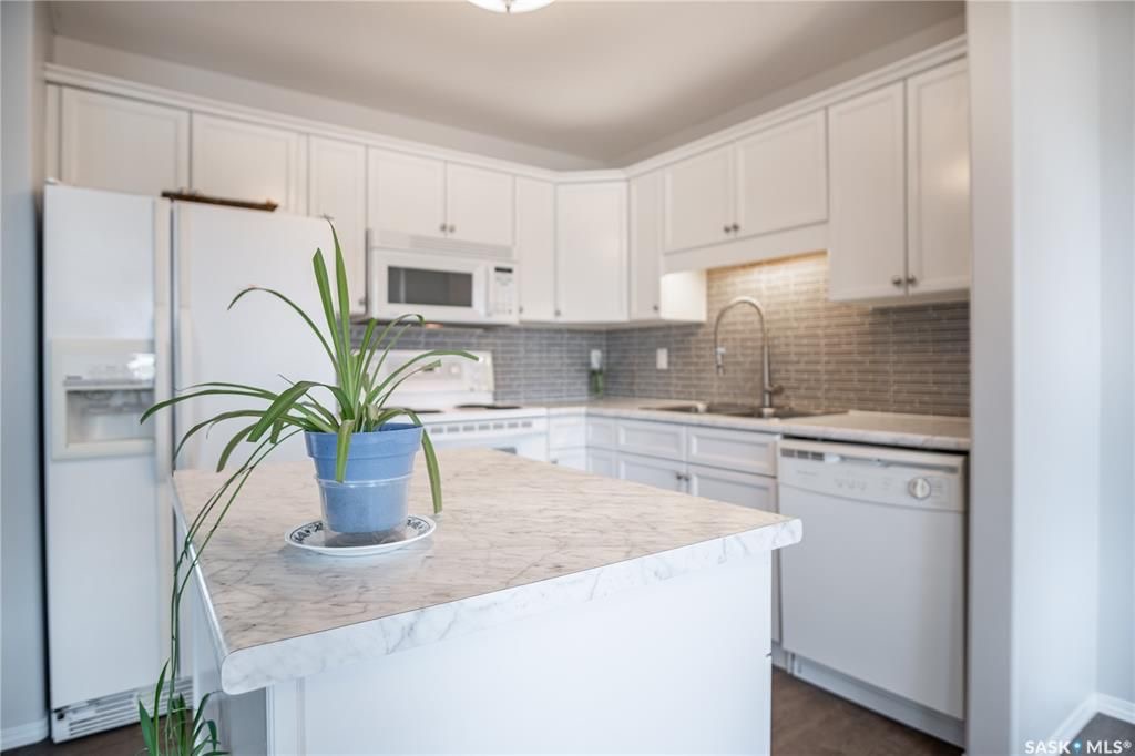 Briarwood小区低密度私密联排出售3房2卫，边户多窗户采光好，安静私密露台绿地，背面没有邻居。二楼三个大尺寸房间，地下室（带窗户）1超大多功能厅，保养如新更新有实木地板等。挂牌价格 $294900。详情联系地产经纪Gary Gai 盖王睿 3063413677 微信：ga - 7