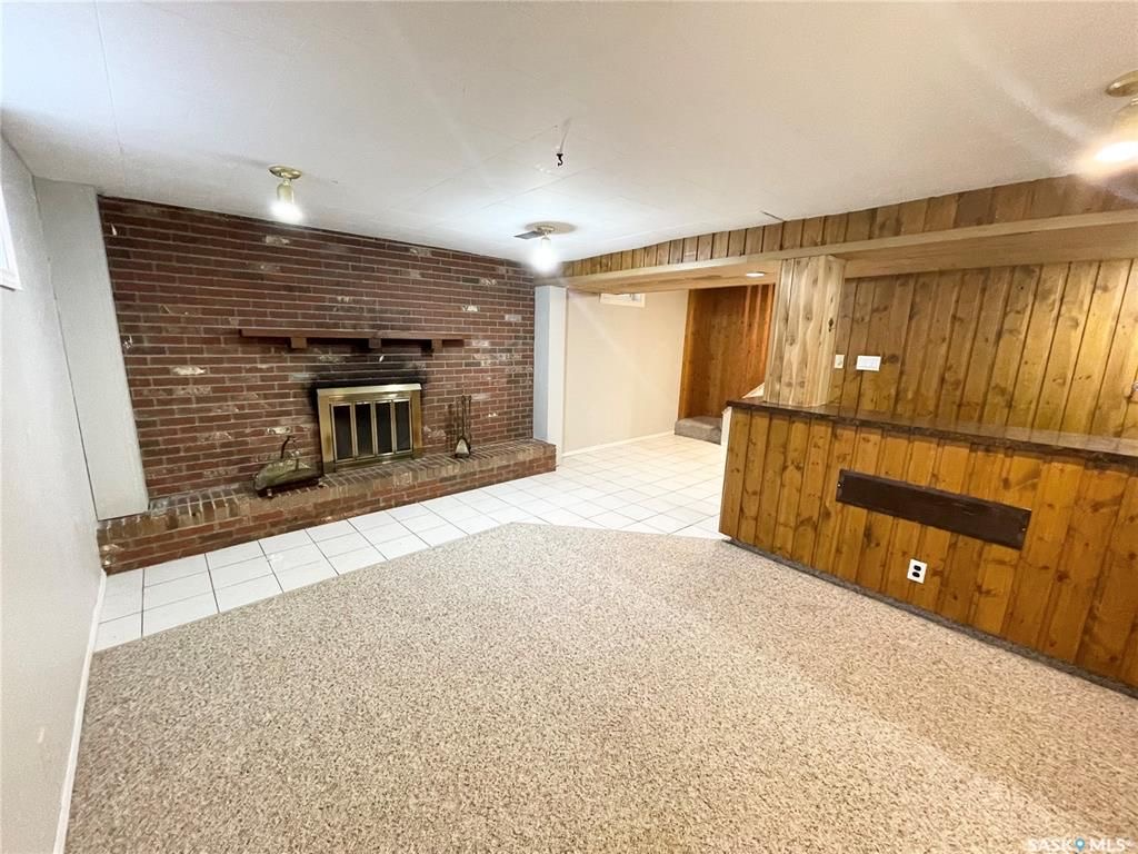 核心路段5房2卫大地双车库独立屋出售。步行百米至8街Greystone小学公园，8街Superstore购物。房屋近期升级有：PVC 窗户，合成木地板，橱柜，洗手间，热水器，屋顶瓦片。 地下室有独立出入，大窗户2房1厅1卫。水吧台带mini炉灶。可自住或投资出租。挂牌价格：$35 - 19