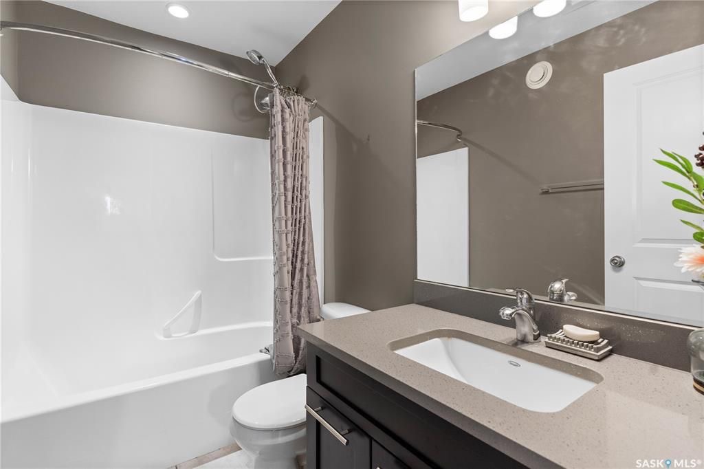 Willowgrove小区Royalty建商2009年建1324尺错层4室3卫独立屋出售。安静内街，步行近公园，学校，购物。高档装修配置：挑高层高，实木地板，厨房大理石台面升级橱柜搭配背景墙砖，不锈钢家电，新冰箱。超大主卧带步入式衣柜，豪华洗手间带按摩浴缸。半地下室大窗户专业装修 - 13