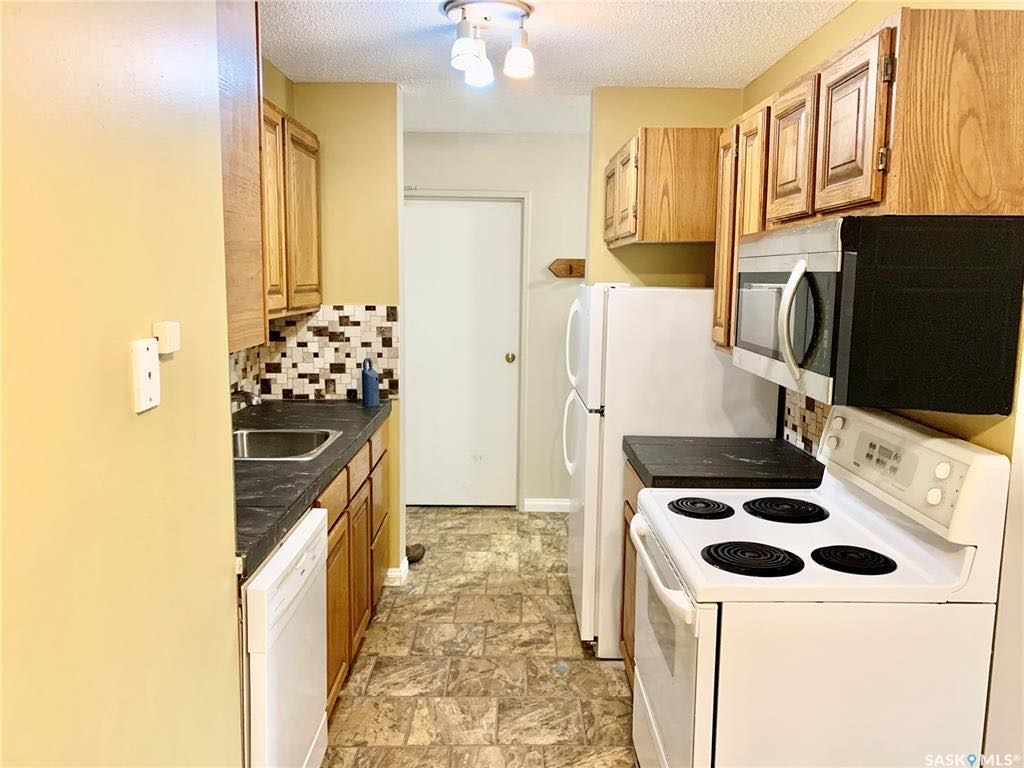 FOREST GROVE小区890 尺2室1卫公寓出售。位于离大学最近的区域之一，步行百米内至小学，步行至高中，近公园，商圈，且公交线路发达，交通便利。两间大尺寸卧室，各带大衣橱。一层公寓，含阳台，阳台外即草坪绿地，阳台带一储物间。一个地上车位，独立洗衣烘干机。挂牌价格：$115 - 7