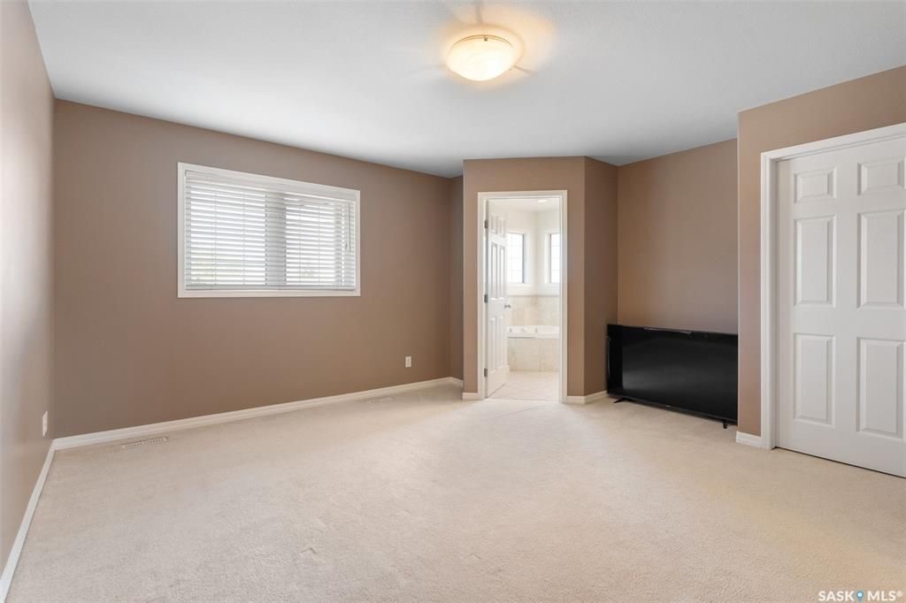 Arbor Creek小区私密安静最佳路段之一2122尺2层独立屋出售。2001年建，过6000尺大地块，5房，1个办公室，3个家庭厅，4卫，一楼挑高顶，明亮PVC大窗，双客厅双餐厅，厨房大理石台面，带独立角柜，新换地板，带一大尺寸书房（可做第六个卧室）二楼三个大房间主卧含独立洗 - 20