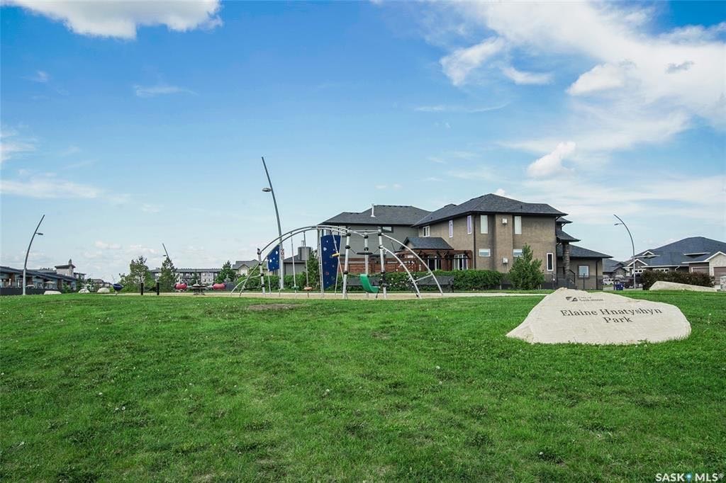 Evergreen小区核心安静路段，位于公园对面，近两所小学近1860尺两层独立屋出售 5房4卫，2011年建，三车库其中一个可通后院，高档装修，房屋保养佳：二楼大尺寸房间全实木地板，厨房卫浴大理石台面组合。地下室9尺层高装修有2房一厅一卫一吧台。开价：$619900。 - 4