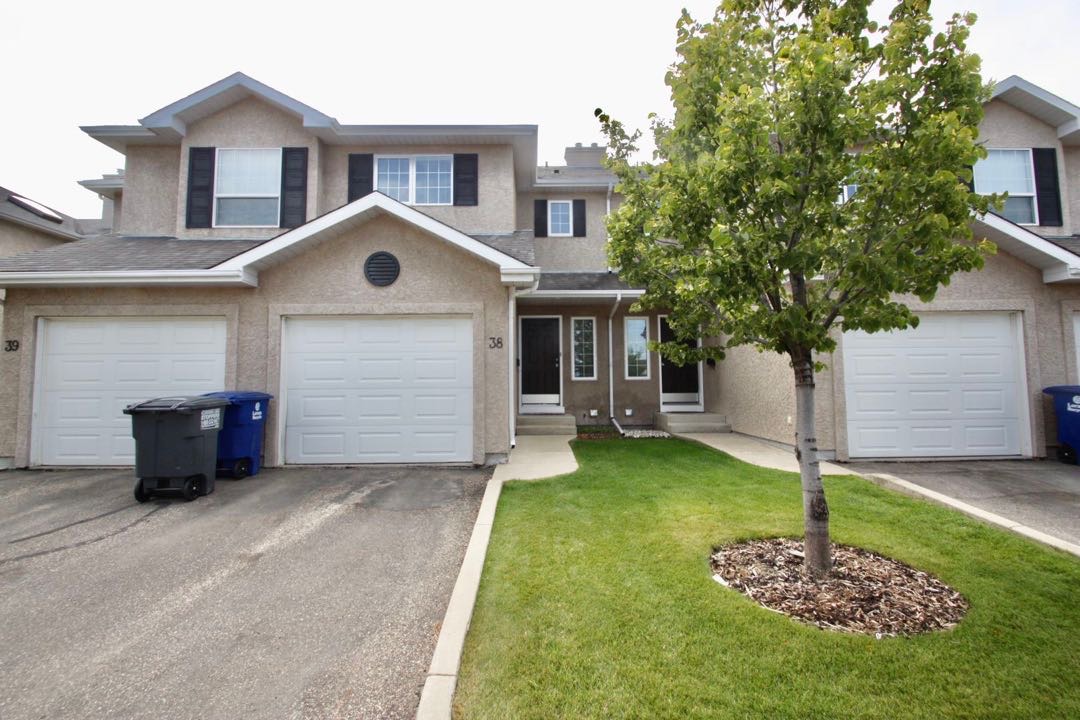 Briarwood小区3房3卫联排屋出租，地下室完全装好。带连房子单车库外加一个室外车位。2003年建，约1250尺。带部分基本家具。$1650/月 包水，物业包除草除雪。一年起租，不分租，不抽烟，不养宠物。希望租客干净整洁守信讲理。有意请联系 Gary 3063413677 微