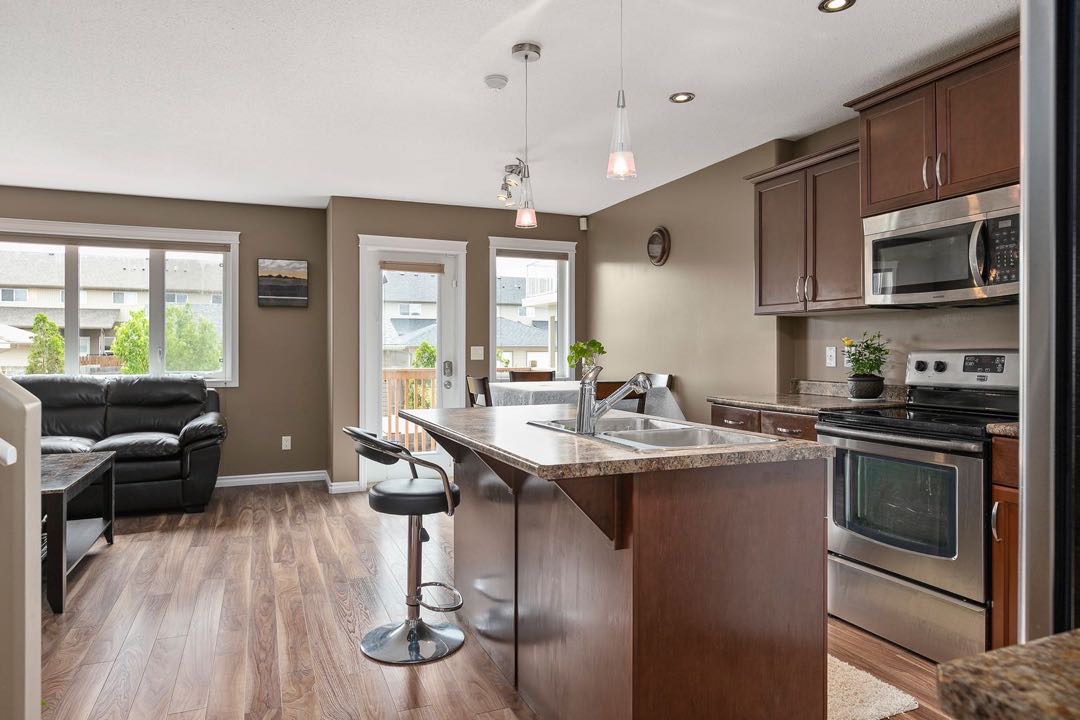 Willowgrove小区5房4卫独立屋出售，步行500米 至Willowgrove小学，公园，附近购物，近St Joseph 和Centennial百年高中。一楼有一个卧室，厨房餐厅客厅及洗手间，二楼3房两卫，主卧带洗手间，地下室专业装修有一房一厅一卫；双车库 - 4