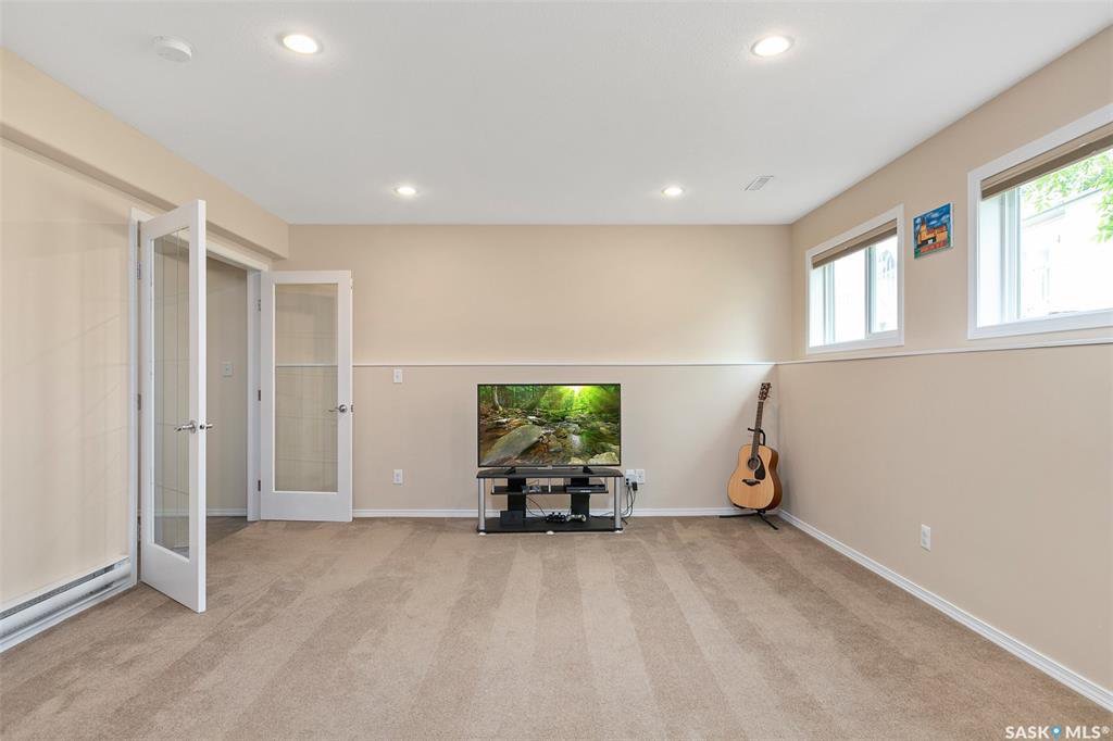 Willowgrove小区 3房3卫联排出售，步行100米 至小学，公园，附近购物，高中。边户，连房双车库外加双车位，一楼实木地板挑高顶开放厨房餐厅客厅，厨房理石台面配拐角储物间。二楼2大房间，半地下室大窗户一房/一厅一卫；大露台。安静封闭小区。房屋保养好 - 6