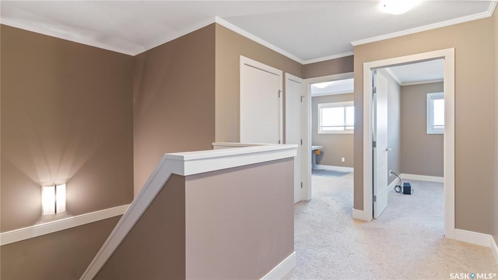 Willowgrove小区3房3卫，连体车库外加双车位，独立后院，联排出售。本地知名建商Riverbend，房屋保养如新。一楼9尺层高，高级复合地板，大理石台面，不锈钢家电。二楼3房2卫。主卧带独立洗手间和步入衣柜。地下室带2个窗户，未装修。后院另有独立带顶露台。位置步行至小学， - 18