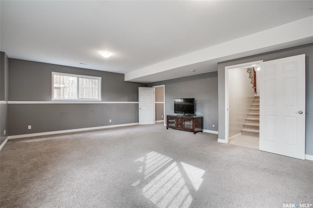 Willowgrove小区2006年建1289尺错层5室3卫独立屋出售。步行近公园，学校，购物。高档装修配置：挑高层高，高配实木地板，大厨房带充足储物空间，枫木橱柜，不锈钢家电，半地下室挑高专业装修有2房1大家庭厅1洗手间。大露台私密院子保养佳。挂牌价格：$469000。 - 7