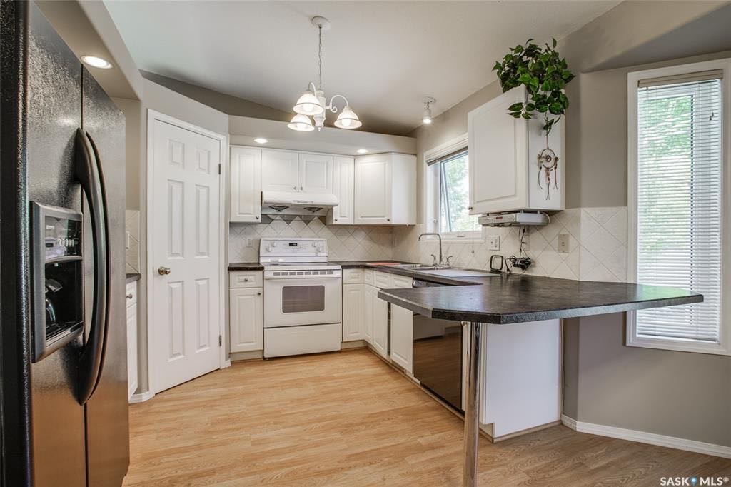 Lakeridge小区1995年建4房3卫3厅独立屋出售。尖顶挑高，3大卧室主卧带洗手间，半地下大活动厅，半地下大窗房间，私密大院子，双车库。保养佳，新刷漆。挂牌价格 $419000。详情联系地产经纪Gary Gai 盖王睿 3063413677 微信：gary3677 - 7