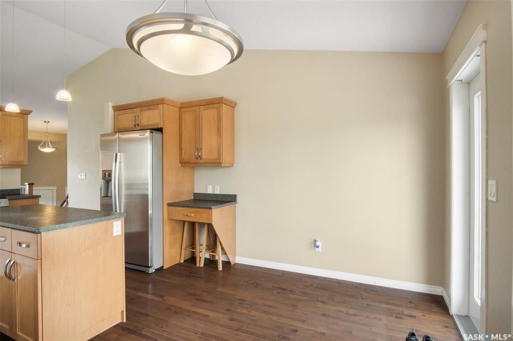 Willowgrove小区5房3卫错层独立屋出售，背靠农地美景，私密无遮挡视野。开放式设计，挑高尖顶，实木地板，枫木厨房带不锈钢家电和角柜，主卧带步入衣柜独立洗手间，半地下室多大窗户9尺层高，2房1超大活动厅外加豪华独立洗手间。双车库带保温，大后院大露台。房屋采光好，保养佳。挂牌 - 15