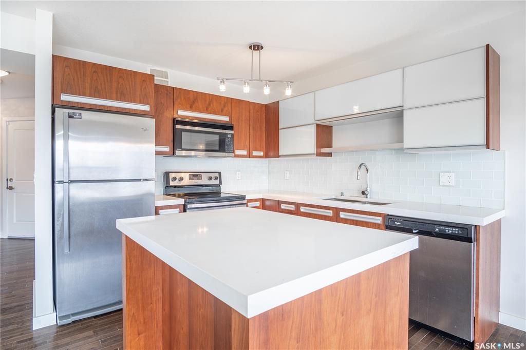 Stonebridge小区步行至小学，购物，公园。3房2卫联排屋出售。安静位置，背靠私密绿地，好采光，高档装修，实木地板，大理石台面，现代橱柜，不锈钢家电。二楼3个大房间尺寸足。地下室未装修。另有连房单车库，中央空调。挂牌价格$274900。详情请联系地产经纪Gary Gai - 8