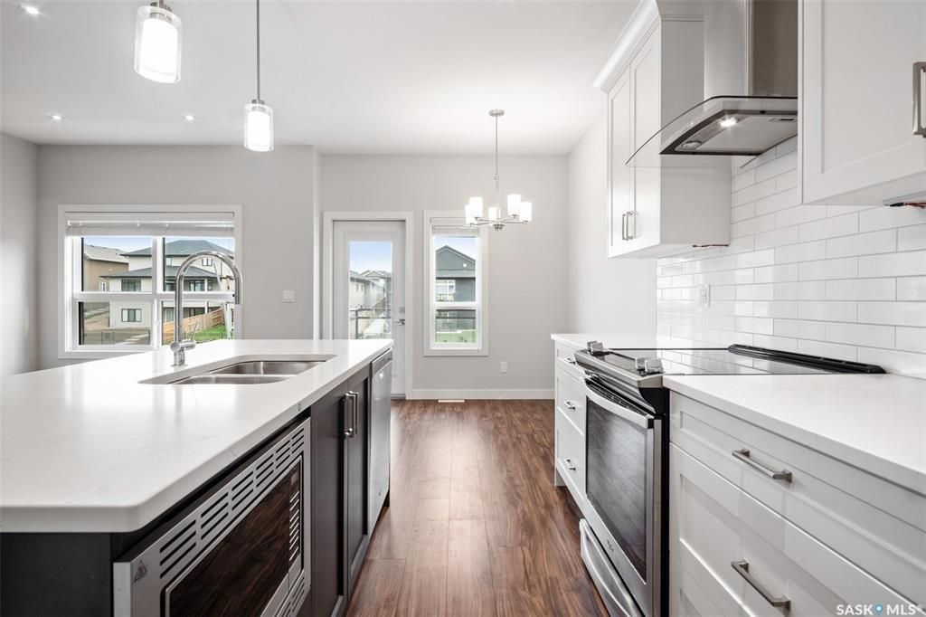 Evergreen小区背靠小学公园地下室步出式1432尺3房3卫联排别墅出售。房屋状况如新，高档装修，高档社区，环境优美。步行百米两所学校。近购物中心，交通便利。一层9尺挑高，高级复合板地板，厨房全部石英石台面，不锈钢厨房设备，非常充足的储存空间。二楼三个全尺寸房间，两个洗手间 - 6