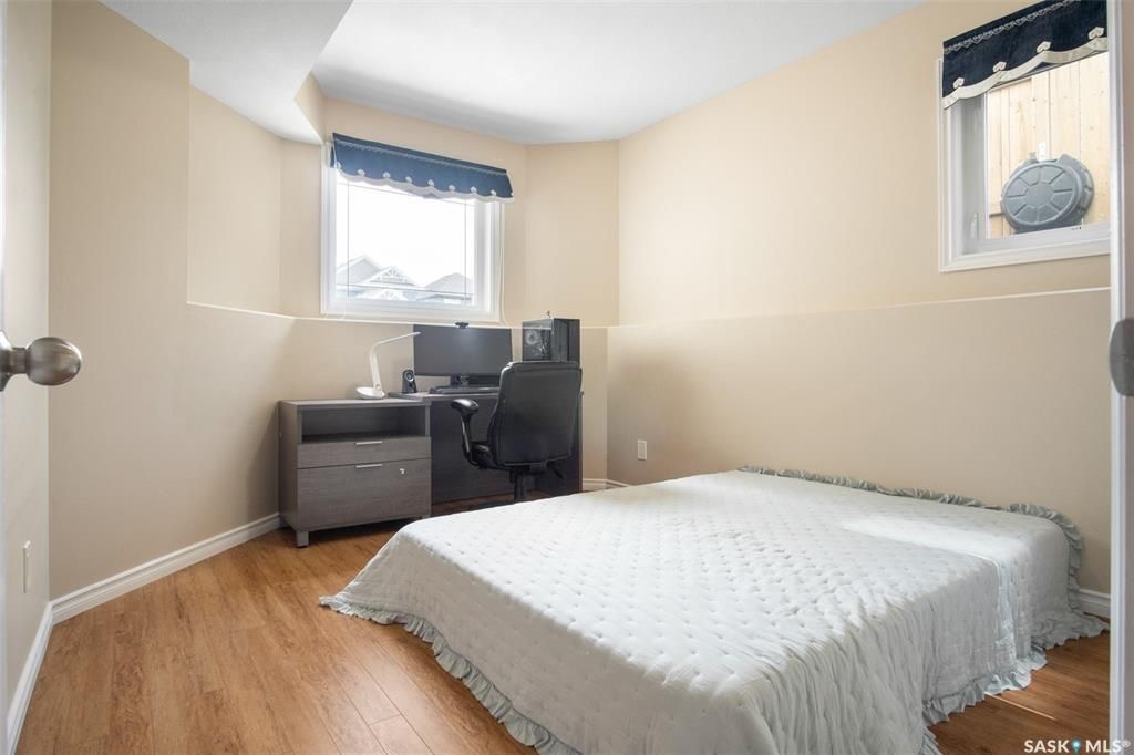 Stonebridge小区4房3卫错层独立屋出售。步行百米两所小学，购物，公园等一切设施。North Ridge建商，9尺层高，实木地板，升级封闭厨房（额外加多橱柜及台面，不锈钢家电）。多窗户采光好。主卧带独立洗手间和步入式衣柜。地下室9尺层高，超大窗户，明亮如地面，合成板地板， - 24