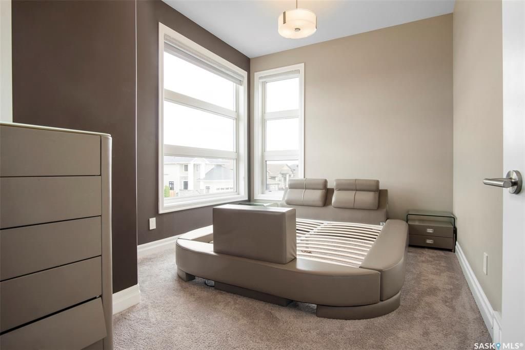 Rosewood小区2419尺现代风格2层独立屋出售。本地人业主，背靠公园绿地。3房3卫+1书房。顶级豪华装修：双向壁炉，软木地板，核桃木橱柜，大理石台面，全屋自动控制系统，主卧带5片豪华洗手间，二楼外加655尺超大阳台。位于小区最佳街区之一。挂牌价格：$829900。 有意请联 - 30