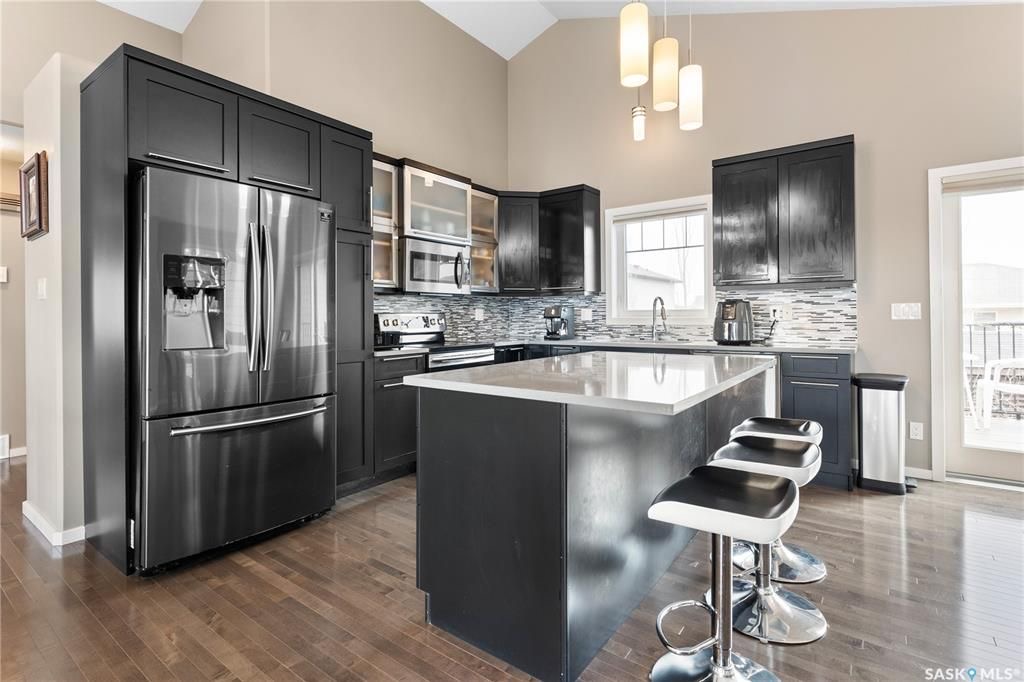 Willowgrove小区Royalty建商2009年建1324尺错层4室3卫独立屋出售。安静内街，步行近公园，学校，购物。高档装修配置：挑高层高，实木地板，厨房大理石台面升级橱柜搭配背景墙砖，不锈钢家电，新冰箱。超大主卧带步入式衣柜，豪华洗手间带按摩浴缸。半地下室大窗户专业装修 - 7