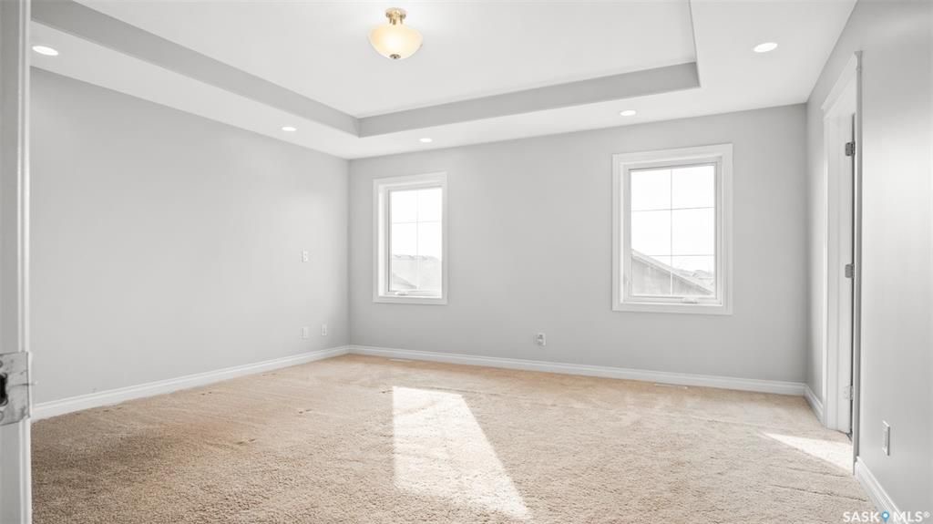 Evergreen小区2014年建3房3卫1书房大尺寸1804尺联排出售。带独立院子及连体车库。房屋特点：一楼书房，9次层高，新合成板地板，枫木厨房带不锈钢家电，客厅大窗好采光，二楼3个大卧室，主卧带步入式衣柜外加独立洗手间浴缸双洗手台。地下室未装修，高层高，带大窗户。房屋全新刷 - 18