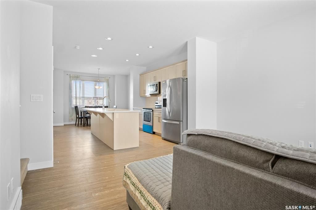 Brighton小区2017年建1401尺3房3卫独立屋出售。地下室保温完成。高档装修，9尺层高，大理石台面，不锈钢家电。二楼3个大卧室其中主卧带独立洗手间。室外有一个露台，独立小院，双车库水泥台（未完成）。另有中央空调，加湿器，换风系统。挂牌价格 $415000。详情联系地产经 - 6