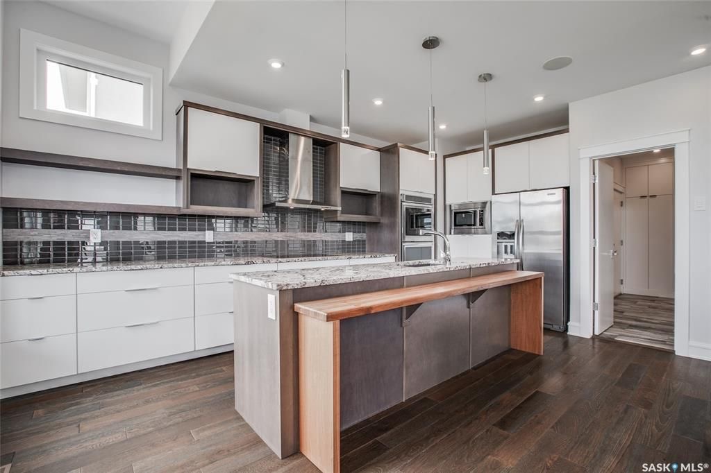 稀缺Rosewood小区背靠绿地，近湖私密，步行至小学，近2400尺4房5卫独立屋出售。前样板间，过8000尺大地块，里外顶级装修配置，挑高18尺高跃层吊顶客厅，开放式设计，顶配装修大尺寸厨房，卫浴，多面大窗户采光极佳，每个卧室均有独立洗手间配置。地下室装修有大活动厅 - 6