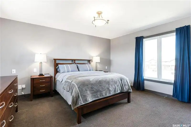 Willowgrove小区Blackrock建筑商两层4房4卫独立屋出售。位于小区安静私密钥匙扣路段，近小学，公园，购物。高档装修，三层窗户，实木地板，天然气石头装饰壁炉，枫木厨房大理石台面，升级洁具。二楼外加多功能厅。主卧带步入衣柜，豪华装修洗手间。地下室装修有一房一活动厅一卫 - 16