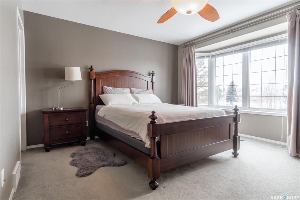 Arbor Creek背靠公园4房4卫两层独立屋出售。近学校购物。实木地板，大客厅餐厅，私密大院子。客厅采光好带飘窗壁炉，主卧带独立洗手间和步入式衣柜，地下室专业装修有一大家庭厅一卧房一洗手间。加热双车库。新换瓦片。挂牌价格：$469000。详情请联系地产经纪Gary Gai 盖 - 9