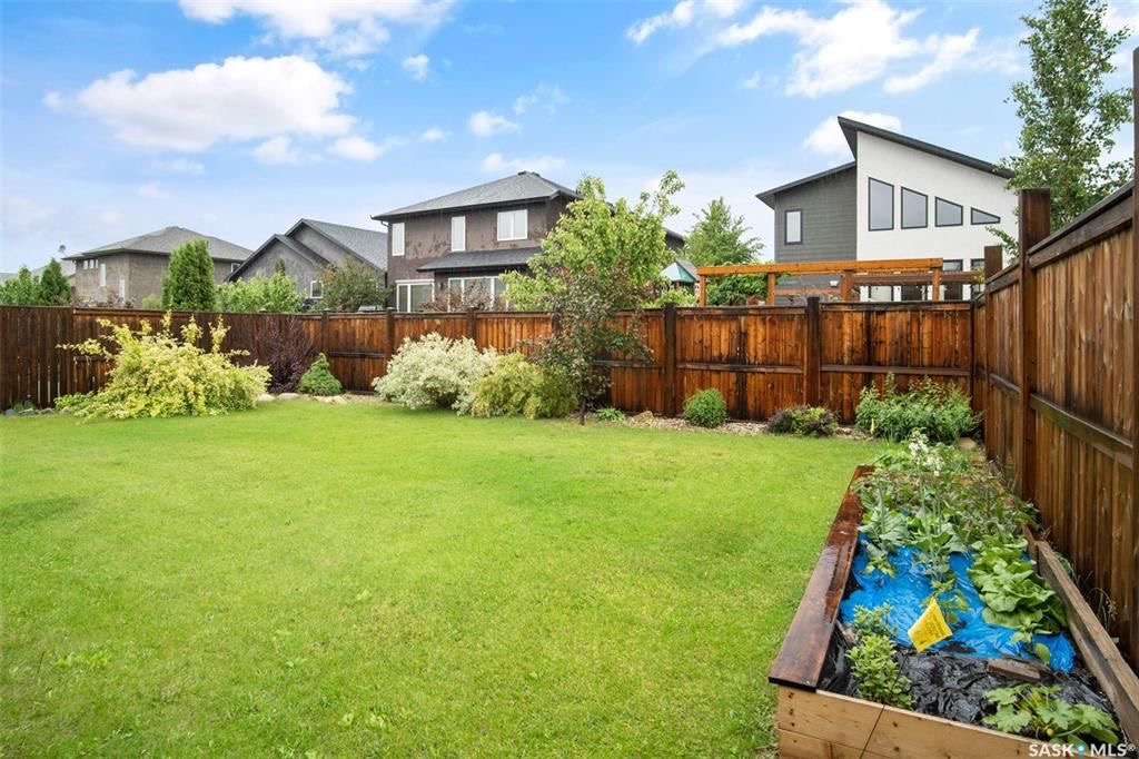 Evergreen 小区5房3卫错层独立屋出售，位于小区最优路段，安静宽敞私密，近小学，高中，公园，购物。高档装修，开放式设计，挑高尖顶，实木地板，飘窗，升级枫木厨房带不锈钢家电和角柜，全大理石台面及厨房背景砖，主卧带步入衣柜高档明卫干湿分离双洗手台洗手间，半地下室大窗户明亮如地 - 25