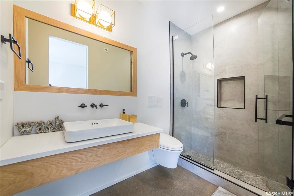 Aspen Ridge小区3600尺地下室步出式独立屋出售！超过5000尺居住面积，绝佳位置背靠自然保护野地，绝佳无遮挡小湖景视野。4房6卫双厨房（中式+西式+嵌入式德国米勒顶级家电), 室内室外独一无二顶级配置装修，全屋水泥地面高科技地热系统，全屋智能系统，7个天窗，白橡木加大 - 40