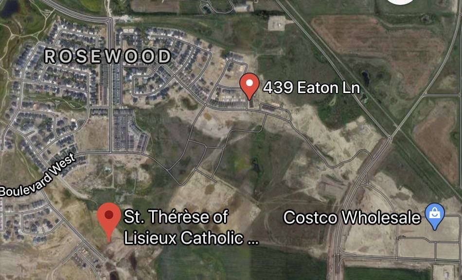 状况如新，rosewood小区接近1400尺独立屋出售，2015年建，高档装修，一楼9尺层高，高档合成板地板，理石台面，不锈钢家电，二楼3大卧室，主卧带完整洗手间，地下室未装修但有独立出入口。后院完成大露台外加加大双车库。挂牌价格：359900 - 8