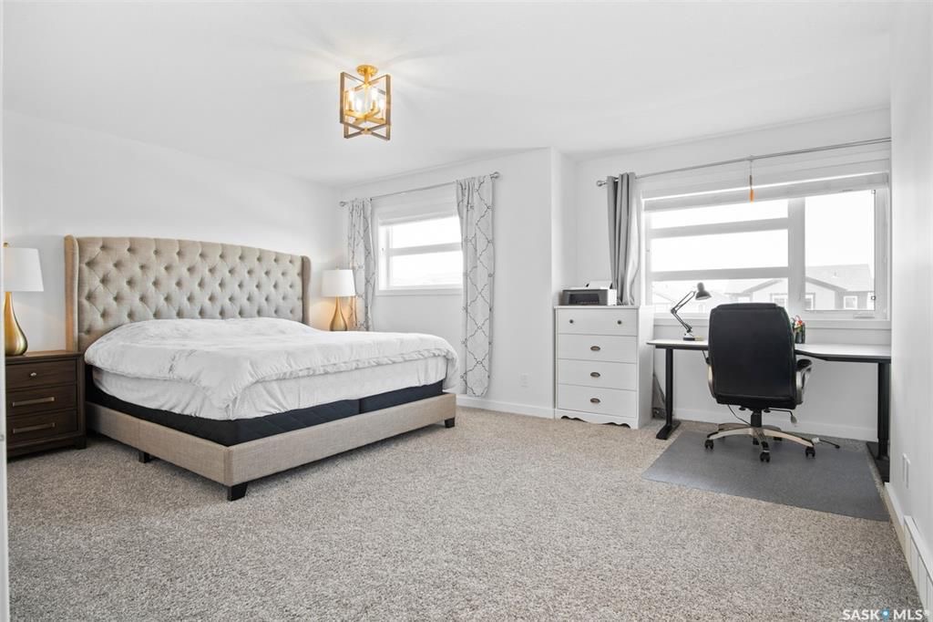 Brighton小区2019年建近2000尺4房4卫独立屋出售！院子私密不靠邻居，步行至公园，购物，及未来规划小学。1 楼9尺层高，带独立书房，开放式设计客厅带壁炉，厨房大理石台面，背景砖，高级不锈钢家电，带独立角柜。大窗户好朝向好彩光。二楼3个大卧室外加超大多功能厅，大主卧带步 - 19