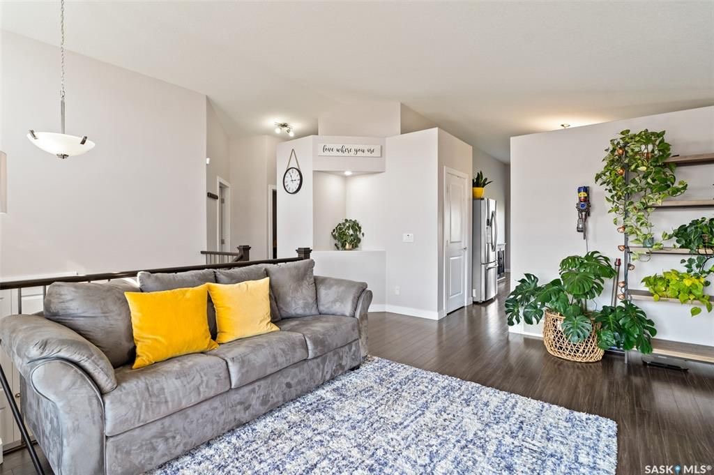 位于Stonebridge 小区紧靠公园绿地，近小学，购物设施，2015年建1249尺Bi Level错层独立屋5房3卫含2室一厅合法出租地下室，出售。 保养如新，大窗户采光好，高档装修，地下室有额外活动空间用于房主使用，外加地下室两房合法出租套间（独立出入，独立电表，独立厨房洗 - 10