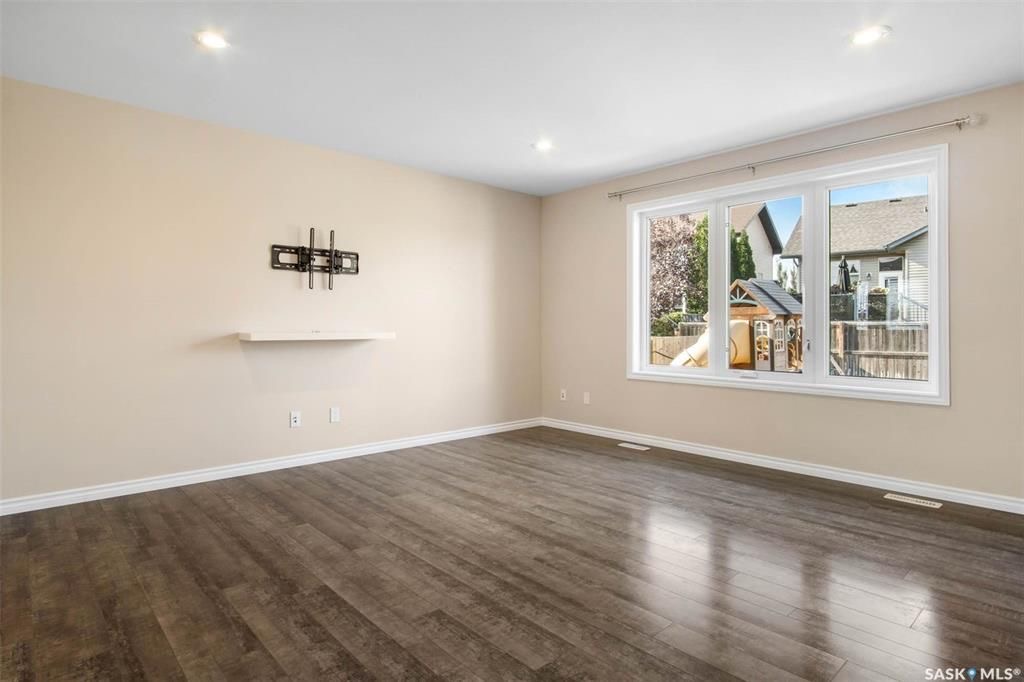 Stonebridge小区步行300米至小学，购物，4房4卫完全装修独立屋出售。2013年建造，安静私密路段，不靠主马路，近社区大公园。 1楼大客厅大窗户好采光，白色现代橱柜，不锈钢家电，充足操作台及收纳空间，2 楼3个大卧室，主卧带独立洗手间步入式衣柜。地下室完全装修有1大家庭 - 8