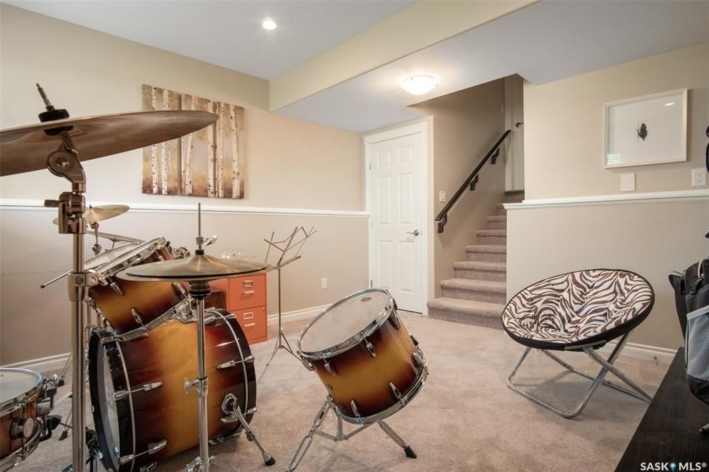 Stonebridge小区3房4卫边户联排出售。近1500尺超大面积，步行至周围小学，公园，购物。大厅12尺挑高，全屋大部分合成板地板，厨房枫木橱柜大理石台面，超大主卧带步入式衣柜和独立洗手间，半地下室完全装修好一房间/活动厅，大窗户外加洗手间。室外带一个大露台，连房子车库。位置 - 21