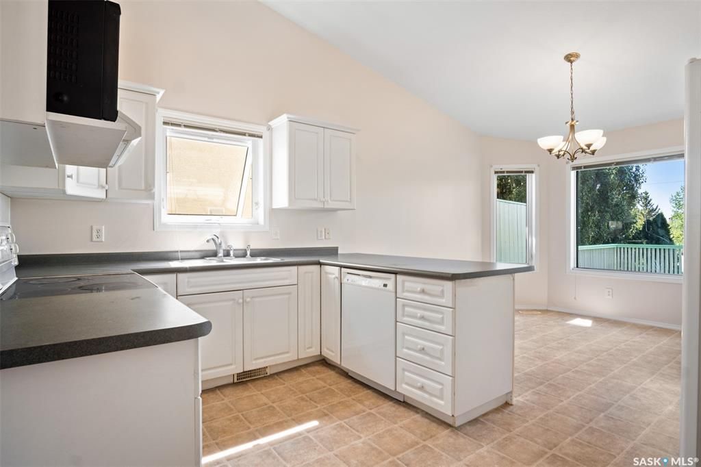 Arbor Creek小区2001年建1183尺5室3卫双层独立屋出售。位置佳，步行两所小学，近公园，交通便利。近期翻新瓦片（2021），部分复合地板（2021），墙面新刷漆。挑高天花板，多窗户，整个房子采光极佳，餐厅开阔。地下室配有大窗户，完全装修有两房一卫。后院背靠绿地，私密 - 5