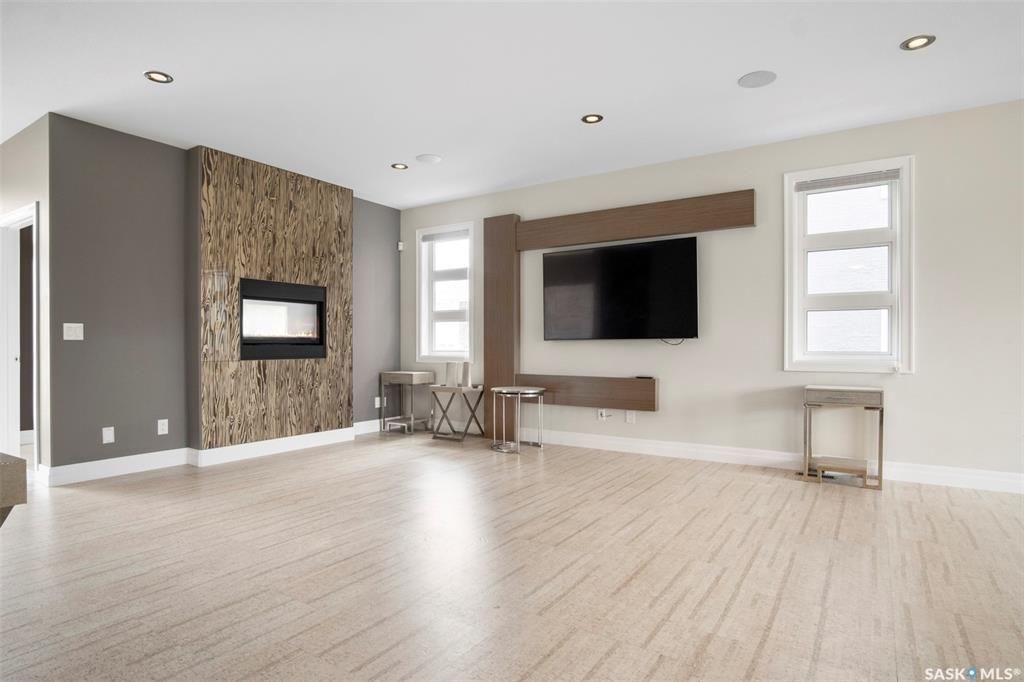 Rosewood小区2419尺现代风格2层独立屋出售。本地人业主，背靠公园绿地。3房3卫+1书房。顶级豪华装修：双向壁炉，软木地板，核桃木橱柜，大理石台面，全屋自动控制系统，主卧带5片豪华洗手间，二楼外加655尺超大阳台。位于小区最佳街区之一。挂牌价格：$829900。 有意请联 - 13