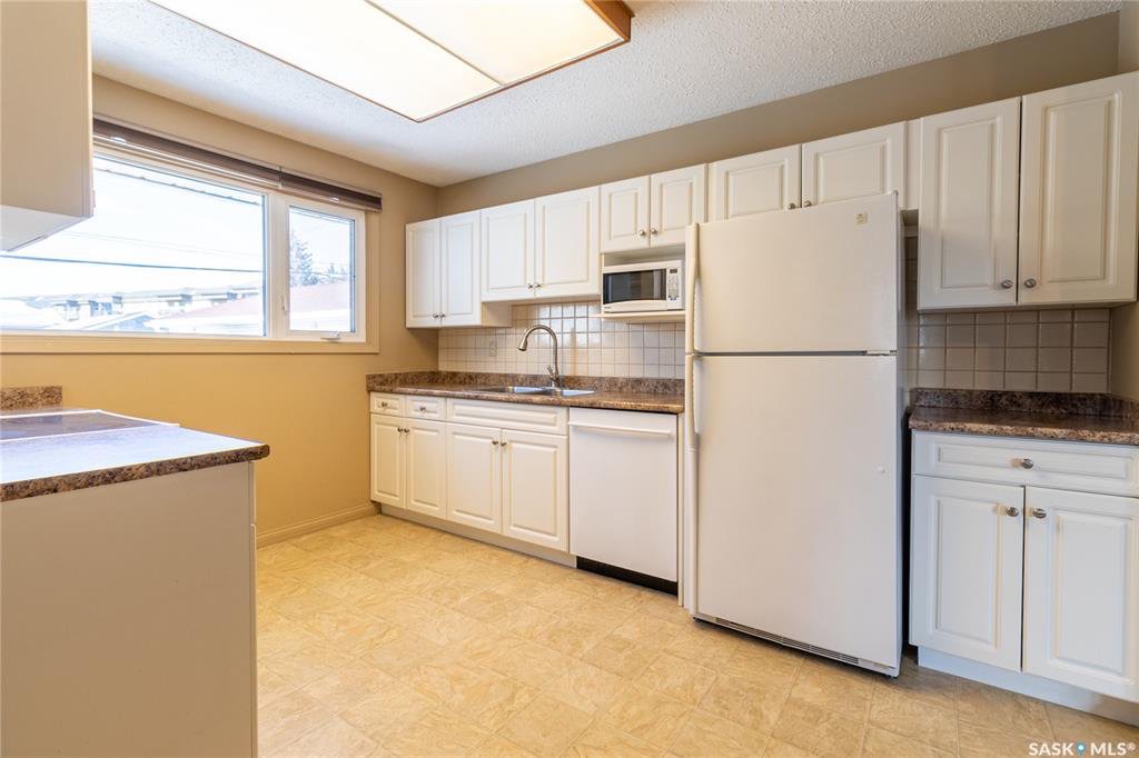 Greystone Park 完全更新独立屋5房2卫出售。大地双车库，实木地板，升级卫浴，更新窗户，瓦片，锅炉，热水器，独立出入口地下室大窗户/步行小学，8街，superstire购物。开价：$359000 有意请联系地产经纪Gary Gai 3063413677 微信：gary - 7