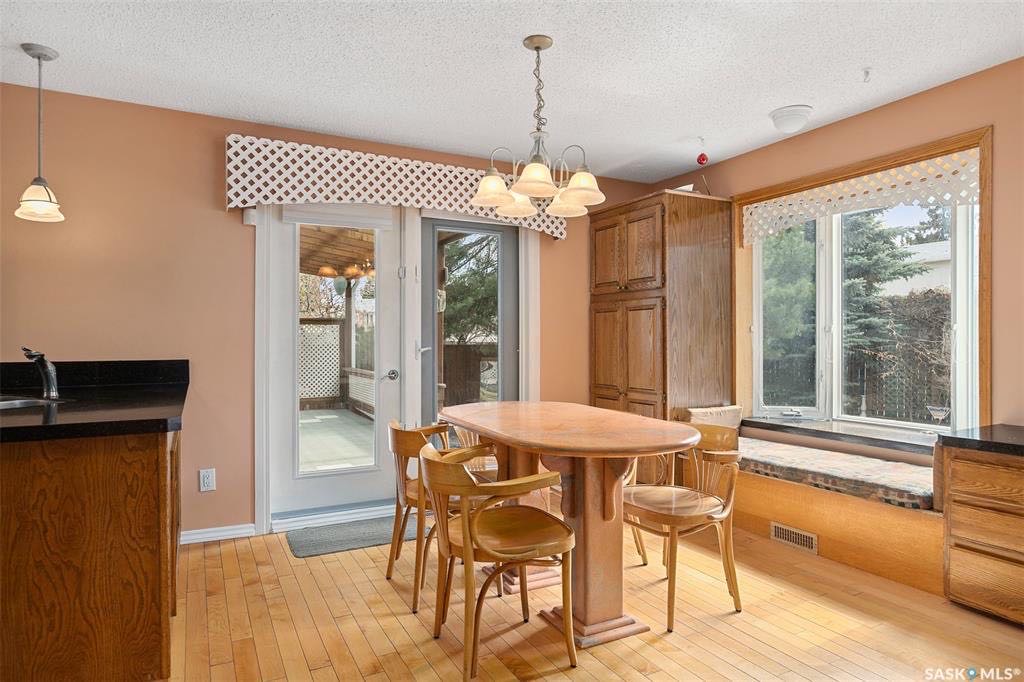 2042尺大面积独立屋位于Eastview小区最优路段之一，近小学和market mall购物。5房3卫，房屋保养状况极好多窗好采光，房屋大件近期都已更新升级室外私密成熟大院子外加单车库多车道。有意请联系地产经纪盖王睿Gary Gai 3063413677 微信gary3677 - 5