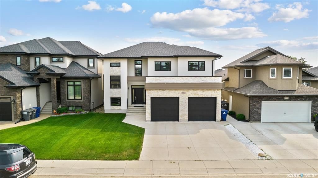 Evergreen小区最好核心路段近1935尺4房4卫双层独立屋出售，后院面积超大且背靠绿地无邻居，私密性强，且安静宜居。房屋年代新保养佳。房子朝南，朝向好且超大多窗户，阳光充足。厨房石英石台面，高级名牌厨房设备。二楼大尺寸房间，主卧地采暖，且风景好自带朝向后院的阳台。挑高层高2 - 3