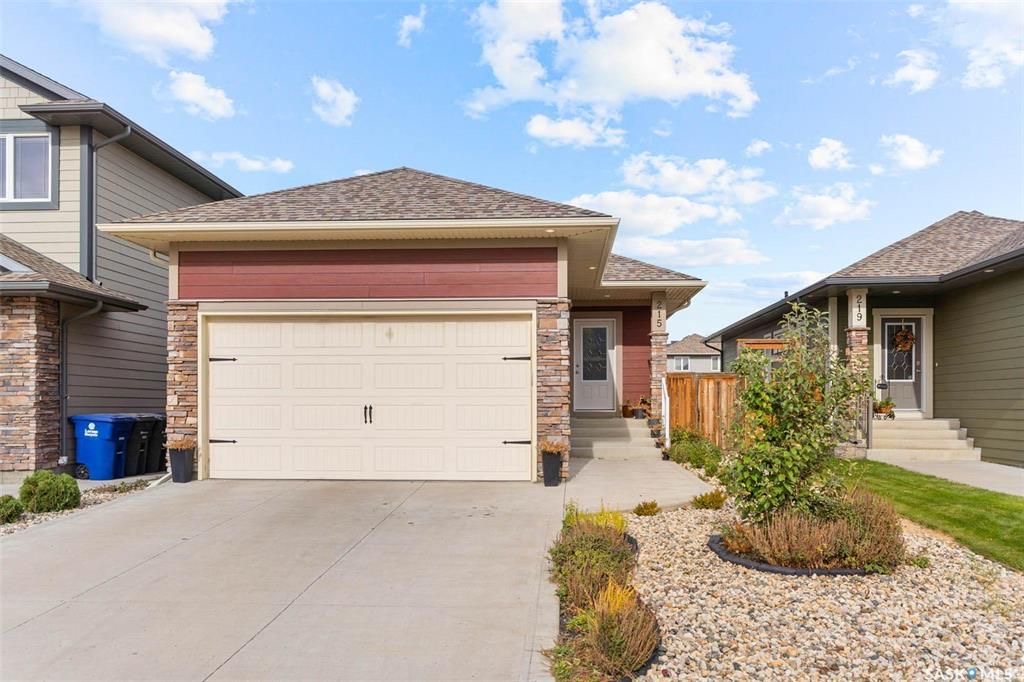 Stonebridge小区安静核心地段1144尺3房2卫平层独立屋出售。步行500米至两所小学，近公园，周边购物。2011年建一手房主保养如新。一楼调高层高，半开放设计，枫木橱柜，充足台面储物空间，2019年更换全新家电，三个大卧室主卧带独立洗手间双衣柜。私密后院有后巷，不紧靠邻 - 4