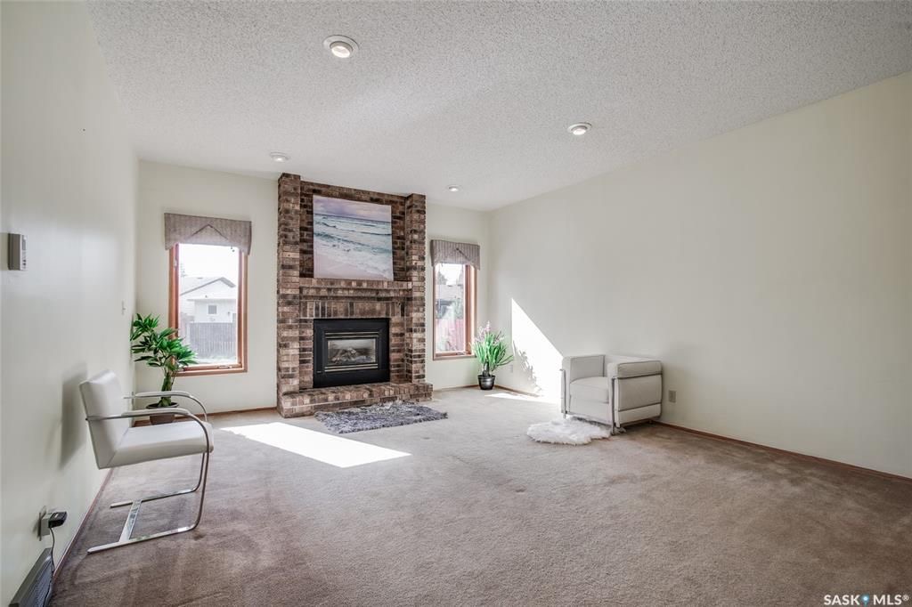 Lakeview小区最佳路段安静私密且便利，步行至近小学。2530尺独立屋占地近11375尺 出售。4房3卫，3个大厅/活动空间，2个餐厅，二楼有4个卧室，地下室10尺层高。大量更新升级：厨房，锅炉，不锈钢家电，瓦片等等。挂牌价格 $569000。联系地产经纪Gary Gai - 7