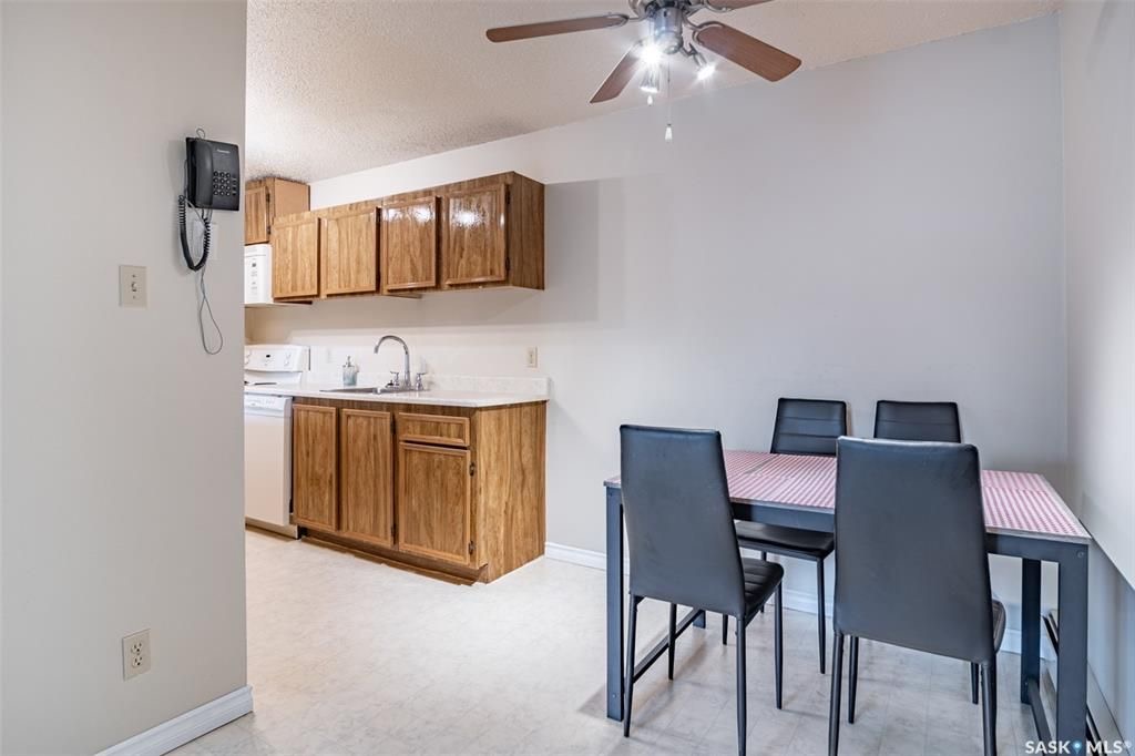 Wildwood小区868 尺2室1卫公寓出售。位于Saskatoon繁华的8th Street，近高尔夫球场，公园，civic center，交通便利。顶层西朝向公寓，含阳台，一个地上车位，独立洗衣烘干机，全新合成地板，墙壁全新。橱柜，洗手间和部分家电近期更新。挂牌价格：$12 - 5