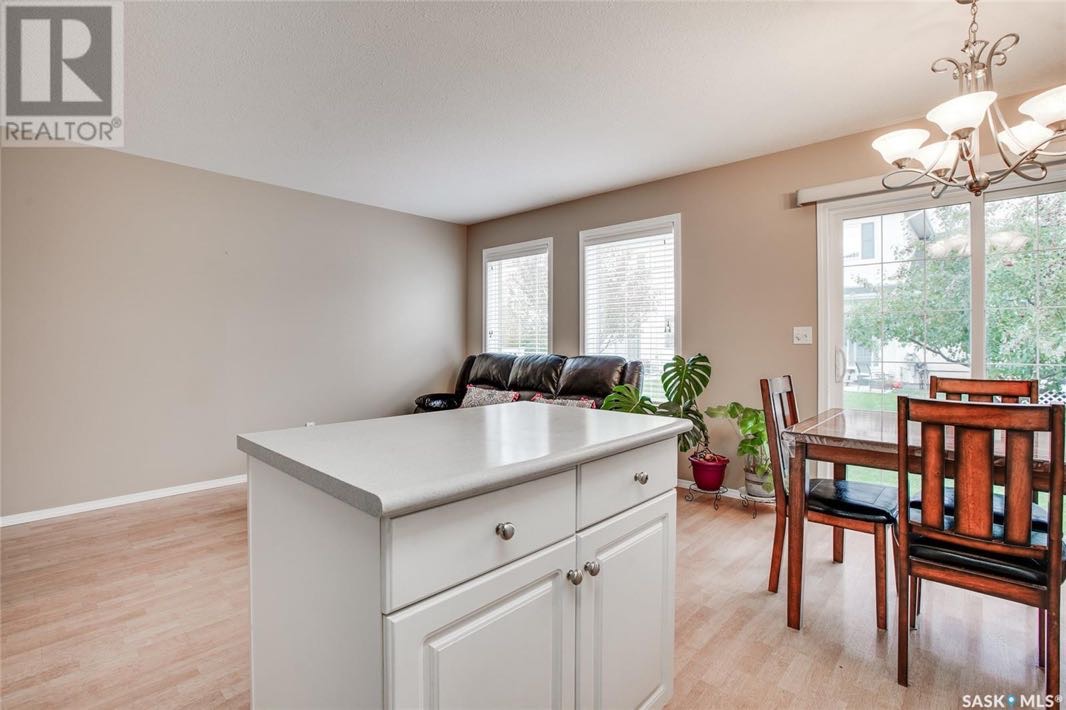 Briarwood小区低密度私密联排出售3房2卫，多窗户采光好，安静（不靠街）多绿地。更新有合成木地板，热水器等。挂牌价格 $259000。详情联系地产经纪Gary Gai 盖王睿 3063413677 微信：gary3677 网站：garygai.com - 5