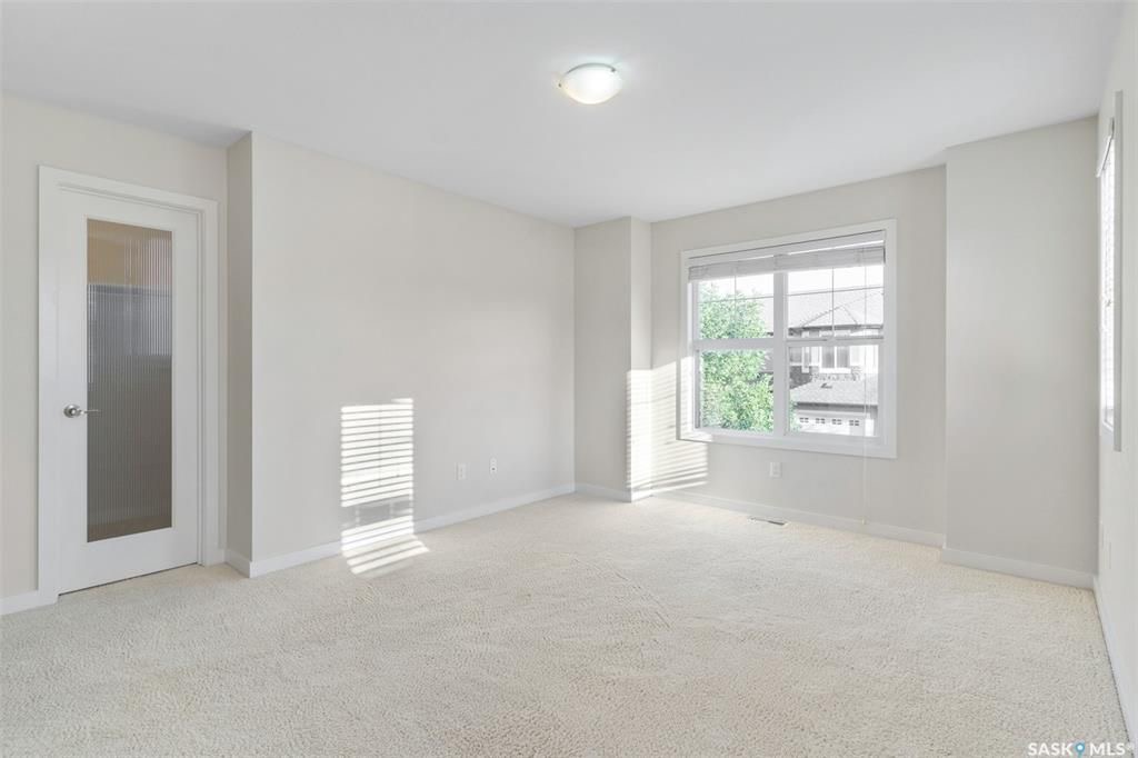 Stonebridge边户3房3卫地下室装修安静联排出售。2011年建，步行至小学，购物，公园。背靠私密绿地，好采光，高档装修，新换地板，大理石台面，现代橱柜，不锈钢家电。全新刷漆。二楼3个大房间尺寸足。地下室完全装修有一个大家庭厅一个独立洗手间。另有连房单车库，中央空调，中 - 15